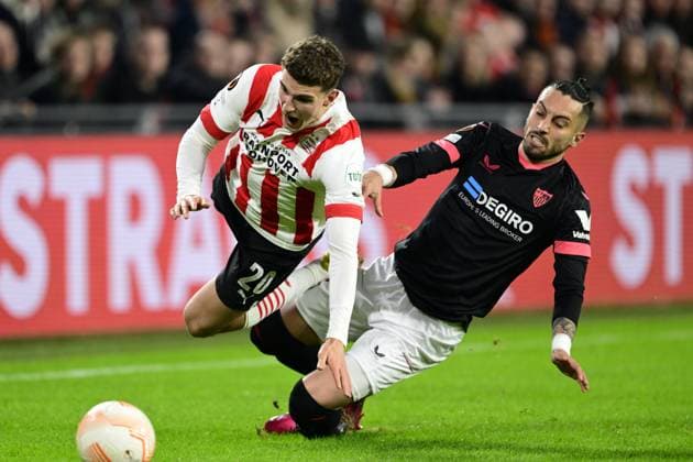 EINDHOVEN - (lr) Guus Til of PSV Eindhoven, Alex Telles of Sevilla FC during the UEFA Europa league play-off match between PSV Eindhoven and Sevilla FC at Phillips stadium on February 23, 2023 in Eindhoven, Netherlands. ANP OLAF KRAAK PSV Eindhoven v Sevilla FC: Knockout Round Play-Off Leg Two - UEFA Europa League 2022 2023 xVIxANPxSportx xxANPxIVx 463443825 originalFilename: 463443825.jpg
