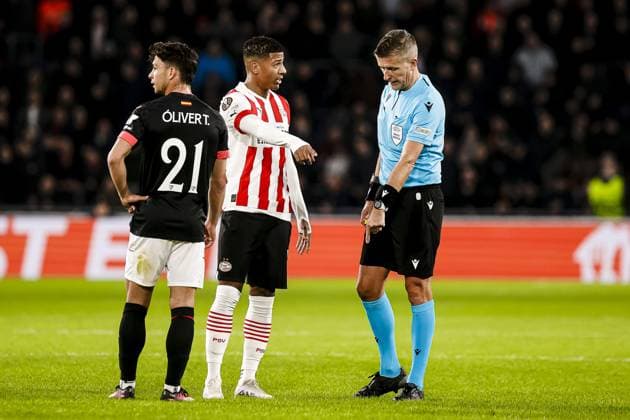 EINDHOVEN, 23-02-2023. Philips Stadion, Stadium of PSV. Europa League season 2022-2023. Second leg PSV - Sevilla, Sevilla midfielder Oliver Torres , Referee Daniele Orsato, PSV player Patrick van Aanholt disagrement PSV - Sevilla  x19994822x Copyright:
