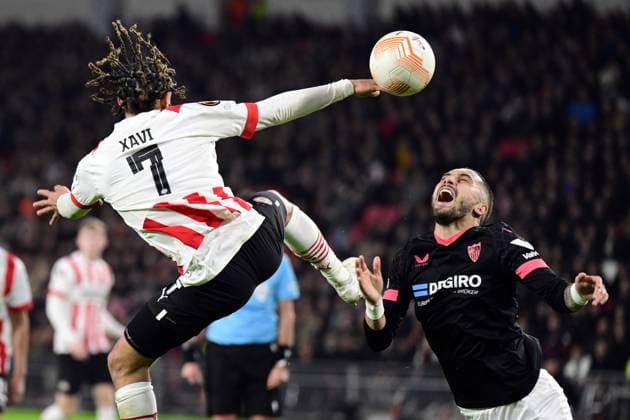 Sport Themen der Woche KW08 Sport Bilder des Tages EINDHOVEN - (lr) Xavi Simons of PSV Eindhoven, Alex Telles of Sevilla FC during the UEFA Europa league play-off match between PSV Eindhoven and Sevilla FC at Phillips stadium on February 23, 2023 in Eindhoven, Netherlands. ANP OLAF KRAAK PSV Eindhoven v Sevilla FC: Knockout Round Play-Off Leg Two - UEFA Europa League 2022 2023 xVIxANPxSportx xxANPxIVx 463447234 originalFilename: 463447234.jpg