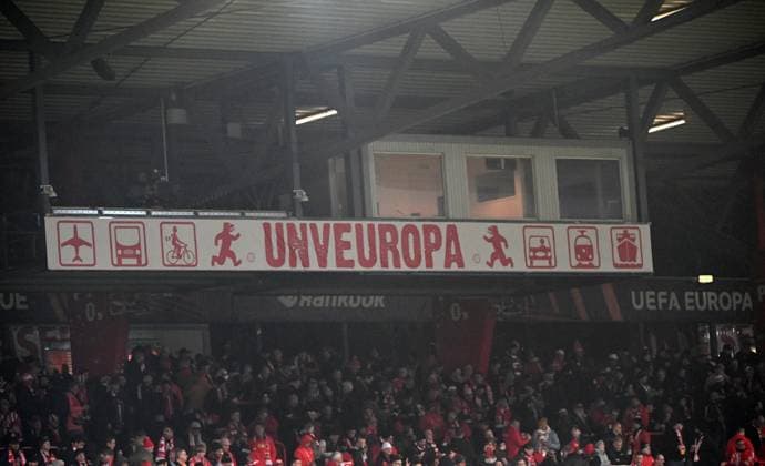 Fussball, Herren, Saison 2022 2023, Europa League, (Play-Offs zum Achtelfinale, Rückspiel), 1. FC Union Berlin - Ajax Amsterdam, UNVEUROPA, der Europacup-Slogan von Union über den Fans der Gegengerade, 23.02. 2022, Copyright: xMatthiasxKochx
