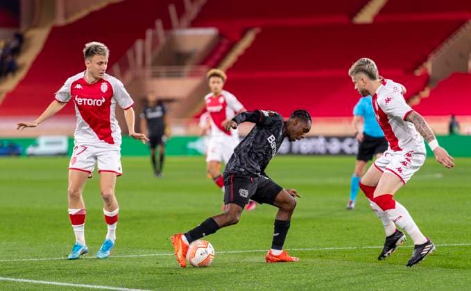 23.02.2023, Fussball UEFA Europa League 2022 2023, K.-o.-Runden-Play-off Rückspiel, AS Monaco - Bayer 04 Leverkusen - AS Monaco, Stade Louis II in Monaco. Mitte: Jeremie Frimpong (Leverkusen) am Ball