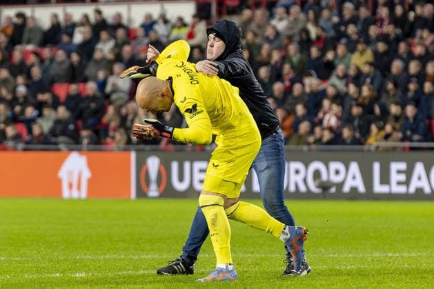 Sport Bilder des Tages EINDHOVEN, 23-02-2023. Philips Stadion, Stadium of PSV. Europa League season 2022-2023. Second leg PSV - Sevilla. Streaker fighting with Sevilla goalkeeper Marko Dmitrovic during the game PSV - Sevilla. PSV - Sevilla  x19995406x Copyright: