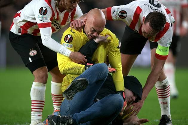 EINDHOVEN - A supporter fights with Sevilla FC goalkeeper Marko Dmitrovic during the UEFA Europa league play-off match between PSV Eindhoven and Sevilla FC at Phillips stadium on February 23, 2023 in Eindhoven, Netherlands. AP Dutch Height Jeroen Putmans PSV Eindhoven v Sevilla FC: Knockout Round Play-Off Leg Two - UEFA Europa League 2022 2023 xVIxANPxSportx xJeroenxPutmansxIVx 463453369 originalFilename: 463453369.jpg