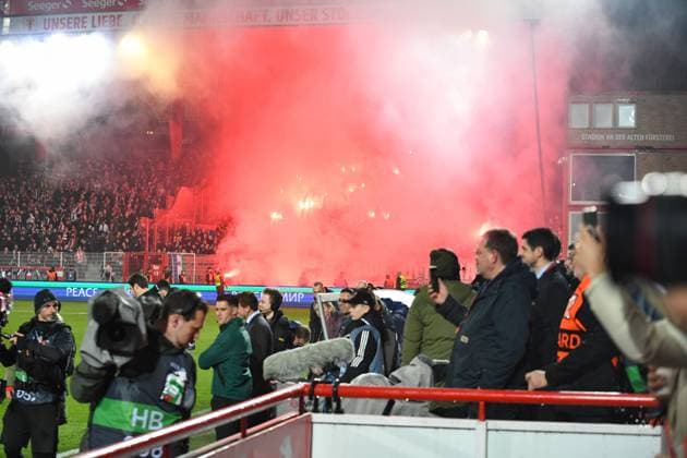 Fussball, Herren, Saison 2022 2023, Europa League, (Play-Offs zum Achtelfinale, Rückspiel), 1. FC Union Berlin - Ajax Amsterdam, Die Fans von Ajax Amsterdam zuenden Bengalos, Pyro, Pyrotechnik, Leuchtkoerper, Rauchbomben , 23.02. 2022, Copyright: xMatthiasxKochx