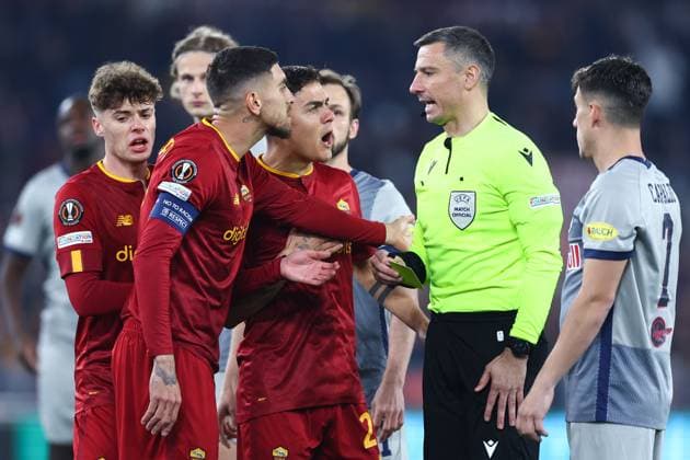 SOCCER - UEFA EL, Roma vs RBS ROME,ITALY,23.FEB.23 - SOCCER - UEFA Europa League, play off, AS Roma vs Red Bull Salzburg. Image shows Nicola Zalewski, Lorenzo Pellegrini, Paulo Dybala (Roma) and referee Slavko Vincic.  GEPAxpictures xDavidxGeieregger