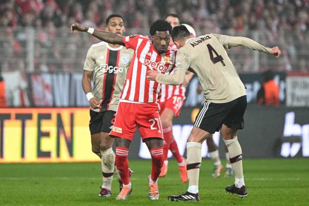 Fussball, Herren, Saison 2022 2023, Europa League, (Play-Offs zum Achtelfinale, Rückspiel), 1. FC Union Berlin - Ajax Amsterdam, v.l. Sheraldo Becker (1. FC Union Berlin) und Edson Alvarez (Ajax Amsterdam) im Zweikampf , 23.02. 2022, Copyright: xMatthiasxKochx
