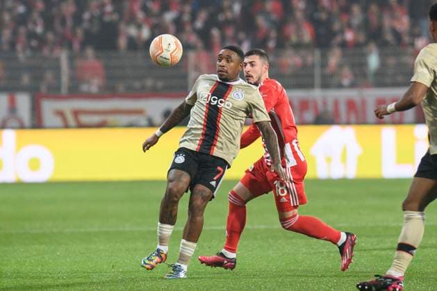 v.l. Steven Bergwijn (Ajax Amsterdam, 07), Josip Juranovic (1.FC Union Berlin, 18), Zweikampf, Action, Kampf, GER, 1.FC Union Berlin vs AFC Ajax Amsterdam, UEFA Europa League , Rueckspiel, Saison - Spielzeit 2022 2023, 23.02.2023, DFL REGULATIONS PROHIBIT ANY USE OF PHOTOGRAPHS AS IMAGE SEQUENCES AND OR QUASI-VIDEO, GER, Berlin, 1.FC Union Berlin vs Ajax Amsterdam, UEFA Europa League , Rueckspiel, Spielzeit 2022 2023, 23.02.2023, fcuafc, afc, Berlin Copyright: xUwexKoch Eibner-Pressefotox EP_UKH