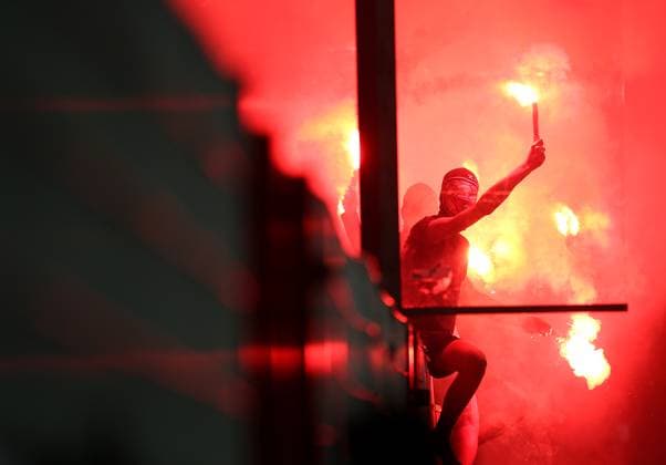 23.02.2023, Fussball UEFA Europa League 2022 2023, KO-Play-Off, 1. FC Union Berlin - Ajax Amsterdam, im Stadion An der Alten Försterei Berlin. Pyro im Gästefanblock von Ajax Amsterdam