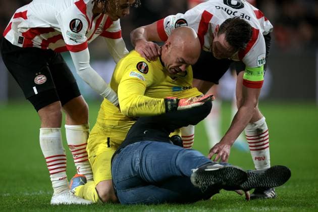 EINDHOVEN - A supporter fights with Sevilla FC goalkeeper Marko Dmitrovic during the UEFA Europa league play-off match between PSV Eindhoven and Sevilla FC at Phillips stadium on February 23, 2023 in Eindhoven, Netherlands. AP Dutch Height Jeroen Putmans PSV Eindhoven v Sevilla FC: Knockout Round Play-Off Leg Two - UEFA Europa League 2022 2023 xVIxANPxSportx xJeroenxPutmansxIVx 463454257 originalFilename: 463454257.jpg