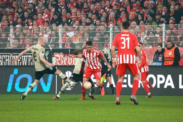 DEU, DFL, 1. FBL, 1.FC Union vs. Alax Amsterdamm, trewq23.02.2023, Stadion Alte Foersterei, Berlin, DEU, DFL, 1. FBL, 1.FC Union vs. Alax Amsterdamm, im Bild: Janik Haberer (1.FC Union Berlin 19), Davy Klaassen (Ajax Amsterdam 6) DFL - regulations prohibit any use of Photographs as image sequences and or quasi-video Foto: Juergen Engler nordphoto GmbH