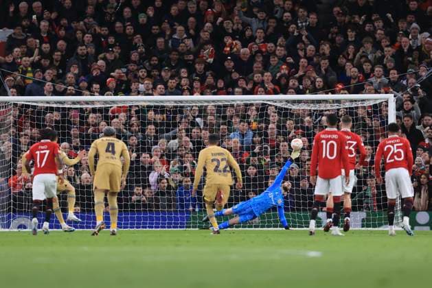 Football - UEFA Europa League - Round of 32 (2nd Leg) - Manchester United, ManU v FC Barcelona, Barca 23rd February 2023 - UEFA Europa League - Round of 32 (2nd Leg) - Manchester United v FC Barcelona - Manchester United goalkeeper David de Gea gets a hand to a penalty from Robert Lewandowski of Barcelona but concedes his side s first goal - Photo: Simon Stacpoole Offside. Manchester UK Copyright: xSimonxStacpoolexOffside