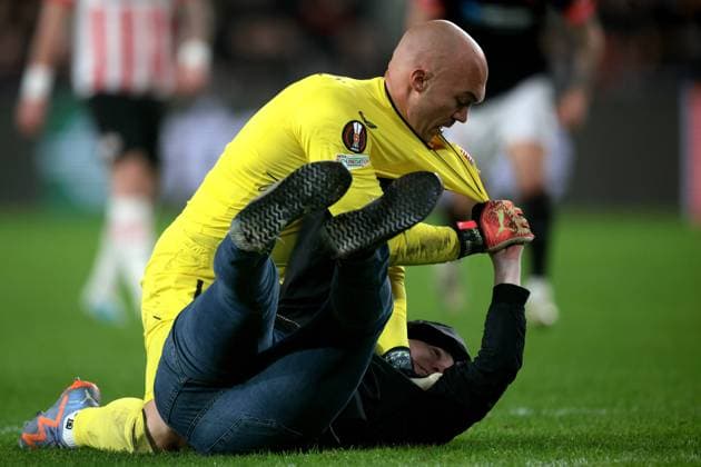 Sport Bilder des Tages EINDHOVEN - A supporter fights with Sevilla FC goalkeeper Marko Dmitrovic during the UEFA Europa league play-off match between PSV Eindhoven and Sevilla FC at Phillips stadium on February 23, 2023 in Eindhoven, Netherlands. AP Dutch Height Jeroen Putmans PSV Eindhoven v Sevilla FC: Knockout Round Play-Off Leg Two - UEFA Europa League 2022 2023 xVIxANPxSportx xJeroenxPutmansxIVx 463454293 originalFilename: 463454293.jpg