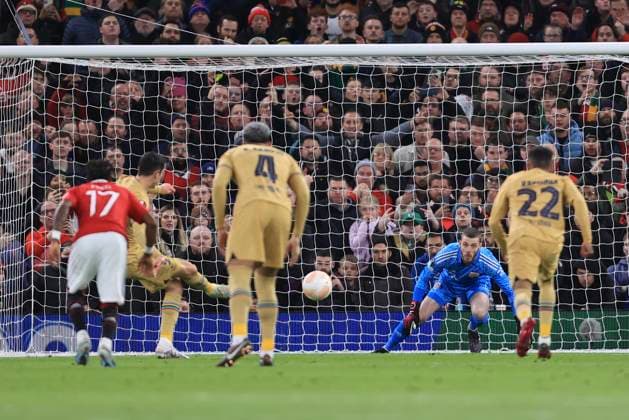 Football - UEFA Europa League - Round of 32 (2nd Leg) - Manchester United, ManU v FC Barcelona, Barca 23rd February 2023 - UEFA Europa League - Round of 32 (2nd Leg) - Manchester United v FC Barcelona - Manchester United goalkeeper David de Gea watches on as Robert Lewandowski of Barcelona scores his side s first goal from the penalty spot - Photo: Simon Stacpoole Offside. Manchester UK Copyright: xSimonxStacpoolexOffside
