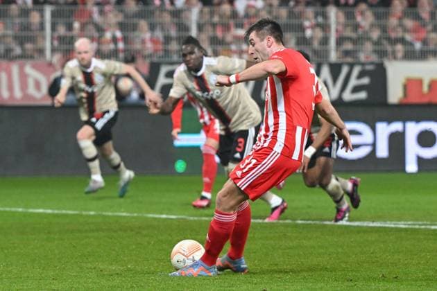 Fussball, Herren, Saison 2022 2023, Europa League, (Play-Offs zum Achtelfinale, Rückspiel), 1. FC Union Berlin - Ajax Amsterdam, Robin Knoche (1. FC Union Berlin) erzielt das Tor zum 1:0 durch einen Handelfmeter , 23.02. 2022, Copyright: xMatthiasxKochx