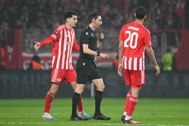 Fussball, Herren, Saison 2022 2023, Europa League, (Play-Offs zum Achtelfinale, Rückspiel), 1. FC Union Berlin - Ajax Amsterdam, v.l. Diogo Leite (1. FC Union Berlin), Schiedsrichter Ricardo de Burgos und Aissa Laidouni (1. FC Union Berlin) , 23.02. 2022, Copyright: xMatthiasxKochx