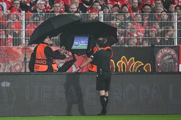 Fussball, Herren, Saison 2022 2023, Europa League, (Play-Offs zum Achtelfinale, Rückspiel), 1. FC Union Berlin - Ajax Amsterdam, Schiedsrichter Ricardo de Burgos sieht sich den Videobeweis (VAR) an , 23.02. 2022, Copyright: xMatthiasxKochx