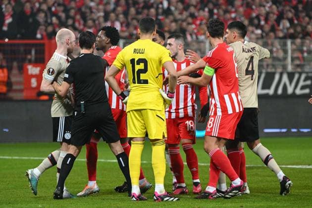 Fussball, Herren, Saison 2022 2023, Europa League, (Play-Offs zum Achtelfinale, Rückspiel), 1. FC Union Berlin - Ajax Amsterdam, v.l. Davy Klaassen (Ajax Amsterdam), Sheraldo Becker (1. FC Union Berlin), Torwart Geronimo Rulli (Ajax Amsterdam), Josip Juranovic (1. FC Union Berlin), Rani Khedira (1. FC Union Berlin) und Edson Alvarez (Ajax Amsterdam) , 23.02. 2022, Copyright: xMatthiasxKochx