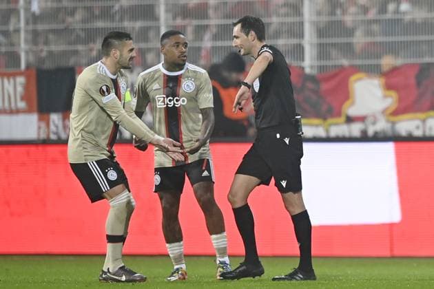 BERLIN, 23-02-2023, Stadion An der Alten Forsterei, Europa League, season 2022 2023, between the match Union Berlin - Ajax, stadium overview before the match. Ajax player Dusan Tadic and Ajax player Steven Bergwijn arguing with referee Ricardo de Burgos (ESP) as he gives a penalty kick to Berlin Union Berlin - Ajax  x19995963x Copyright:
