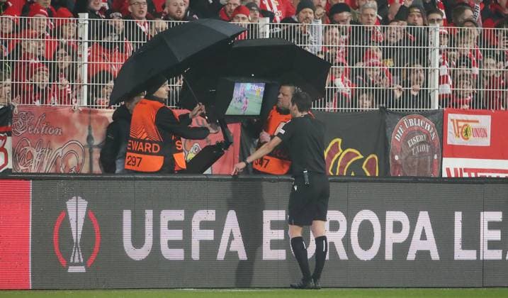 Schiedsrichter Carlos Del Cerro Grande (ESP) nutzt den VAR Video Assist Referee wegen möglichem Handelfmeter Fußball Fussball UEL UEFA Europa League Herren Saison 2022 2023 23.02.2023 1.FC Union Berlin FCU vs. Ajax Amsterdam DFL regulations prohibit any use of photographs as image sequences and or quasi-video.