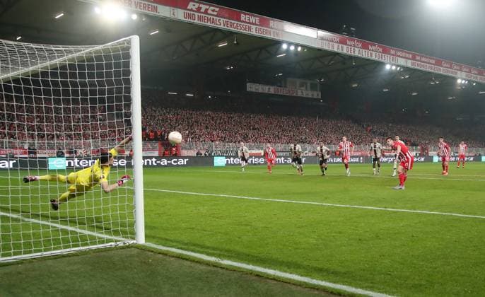 Robin Knoche Elfmeter Strafstoß schießend zum 1:0 gegen Torwart Geronimo Rulli Fußball Fussball UEL UEFA Europa League Herren Saison 2022 2023 23.02.2023 1.FC Union Berlin FCU vs. Ajax Amsterdam DFL regulations prohibit any use of photographs as image sequences and or quasi-video.