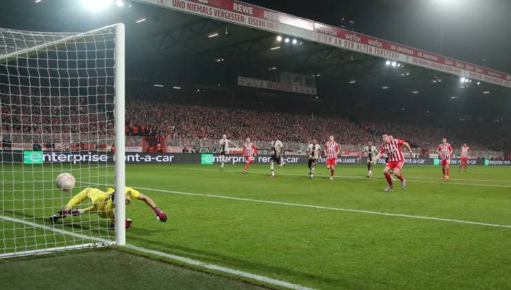 Robin Knoche Elfmeter Strafstoß schießend zum 1:0 gegen Torwart Geronimo Rulli Fußball Fussball UEL UEFA Europa League Herren Saison 2022 2023 23.02.2023 1.FC Union Berlin FCU vs. Ajax Amsterdam DFL regulations prohibit any use of photographs as image sequences and or quasi-video.