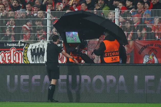 23.02.2023, xtgx, Fussball Europa League 1 8 Finale, 1. FC Union Berlin - Ajax Amsterdam emspor, v.l. VAR, Videobeweis, Schiedsrichter, Schiri, referee (DFL DFB REGULATIONS PROHIBIT ANY USE OF PHOTOGRAPHS as IMAGE SEQUENCES and or QUASI-VIDEO) Stadion an der Alten Foersterei