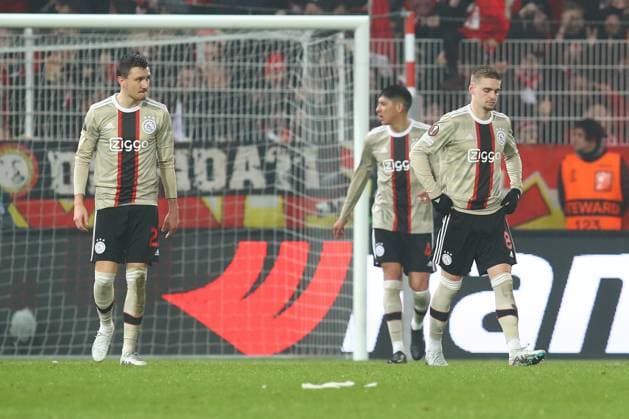 23.02.2023, xtgx, Fussball Europa League 1 8 Finale, 1. FC Union Berlin - Ajax Amsterdam emspor, v.l. Jurrien Timber (Ajax Amsterdam, 2), Edson Alvarez (Ajax Amsterdam, 4), Davy Klaassen (Ajax Amsterdam, 6) enttaeuscht, schaut enttaeuscht, niedergeschlagen, disappointed (DFL DFB REGULATIONS PROHIBIT ANY USE OF PHOTOGRAPHS as IMAGE SEQUENCES and or QUASI-VIDEO) Stadion an der Alten Foersterei