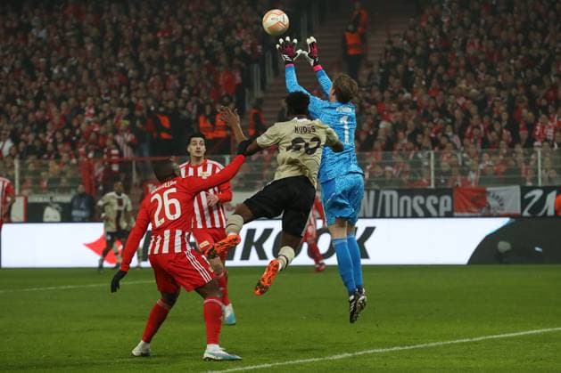 23.02.2023, xtgx, Fussball Europa League 1 8 Finale, 1. FC Union Berlin - Ajax Amsterdam emspor, v.l. Frederik Roennow (Union Berlin, 1) Parade, haelt den Ball, faengt den Ball, pariert (DFL DFB REGULATIONS PROHIBIT ANY USE OF PHOTOGRAPHS as IMAGE SEQUENCES and or QUASI-VIDEO) Stadion an der Alten Foersterei