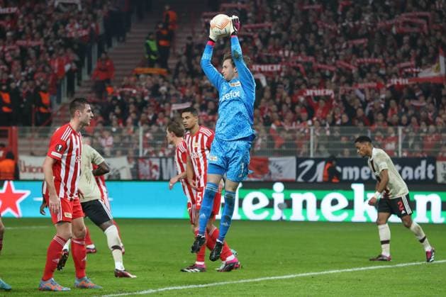 23.02.2023, xtgx, Fussball Europa League 1 8 Finale, 1. FC Union Berlin - Ajax Amsterdam emspor, v.l. Frederik Roennow (Union Berlin, 1) Parade, haelt den Ball, faengt den Ball, pariert (DFL DFB REGULATIONS PROHIBIT ANY USE OF PHOTOGRAPHS as IMAGE SEQUENCES and or QUASI-VIDEO) Stadion an der Alten Foersterei