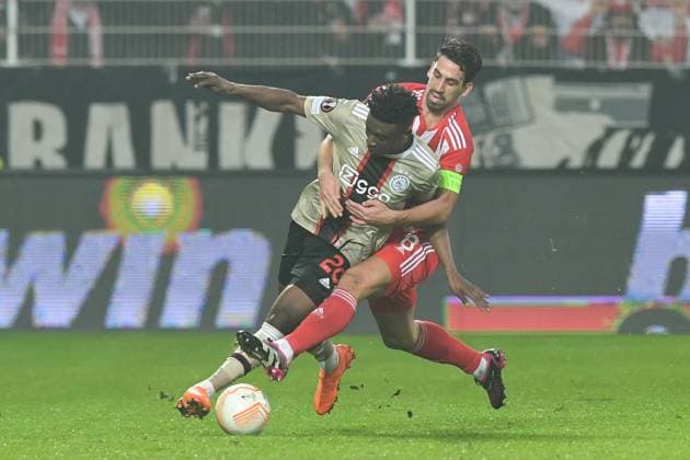 Fussball, Herren, Saison 2022 2023, Europa League, (Play-Offs zum Achtelfinale, Rückspiel), 1. FC Union Berlin - Ajax Amsterdam, v.l. Mohammed Kudus (Ajax Amsterdam) und Rani Khedira (1. FC Union Berlin) im Zweikampf , 23.02. 2022, Copyright: xMatthiasxKochx