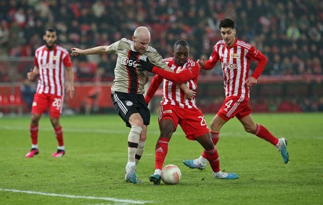 23.02.2023, Fussball UEFA Europa League 2022 2023, KO-Play-Off, 1. FC Union Berlin - Ajax Amsterdam, im Stadion An der Alten Försterei Berlin. (L-R) Davy Klaassen (Ajax Amsterdam) gegen Jerome Roussillon (Union Berlin)