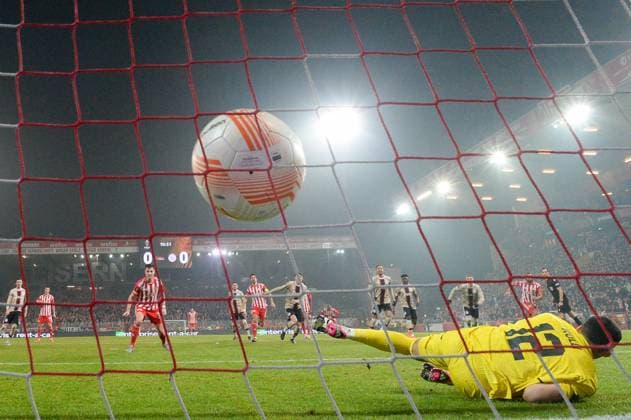 Fussball, Herren, Saison 2022 2023, Europa League, (Play-Offs zum Achtelfinale, Rückspiel), 1. FC Union Berlin - Ajax Amsterdam, Robin Knoche (1. FC Union Berlin) erzielt das Tor zum 1:0 per Handelfmeter , 23.02. 2022, Copyright: xMatthiasxKochx