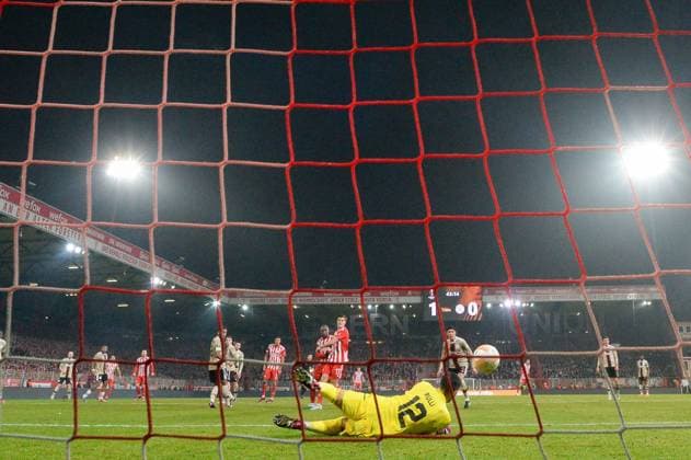 Fussball, Herren, Saison 2022 2023, Europa League, (Play-Offs zum Achtelfinale, Rückspiel), 1. FC Union Berlin - Ajax Amsterdam, Josip Juranovic (1. FC Union Berlin) erzielt das Tor zum 1:0 per Handelfmeter , 23.02. 2022, Copyright: xMatthiasxKochx