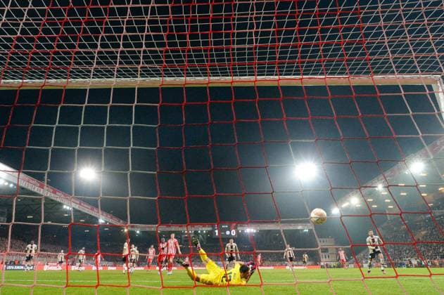 Fussball, Herren, Saison 2022 2023, Europa League, (Play-Offs zum Achtelfinale, Rückspiel), 1. FC Union Berlin - Ajax Amsterdam, Josip Juranovic (1. FC Union Berlin) erzielt das Tor zum 1:0 per Handelfmeter , 23.02. 2022, Copyright: xMatthiasxKochx