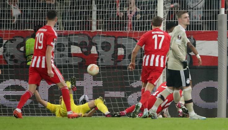 Danilho Doekhi erzielt das Tor zum 3:1 gegen Torwart Geronimo Rulli Fußball Fussball UEL UEFA Europa League Herren Saison 2022 2023 23.02.2023 1.FC Union Berlin FCU vs. Ajax Amsterdam DFL regulations prohibit any use of photographs as image sequences and or quasi-video.