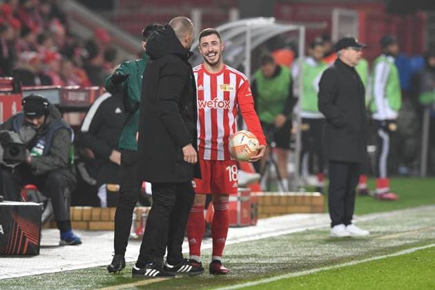 Fussball, Herren, Saison 2022 2023, Europa League, (Play-Offs zum Achtelfinale, Rückspiel), 1. FC Union Berlin - Ajax Amsterdam, v.l. Head coach John Heitinga (Ajax Amsterdam) und Josip Juranovic (1. FC Union Berlin) , 23.02. 2022, Copyright: xMatthiasxKochx