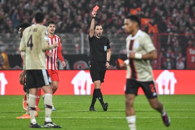 Fussball, Herren, Saison 2022 2023, Europa League, (Play-Offs zum Achtelfinale, Rückspiel), 1. FC Union Berlin - Ajax Amsterdam, Schiedsrichter Ricardo de Burgos zeigt Davy Klaassen (Ajax Amsterdam) die rote Karte , 23.02. 2022, Copyright: xMatthiasxKochx