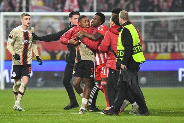 Sport Themen der Woche KW08 Sport Bilder des Tages Fussball, Herren, Saison 2022 2023, Europa League, (Play-Offs zum Achtelfinale, Rückspiel), 1. FC Union Berlin - Ajax Amsterdam, Tumulte zwischen Steven Bergwijn (Ajax Amsterdam) und Sheraldo Becker (1. FC Union Berlin) , 23.02. 2022, *** Football, men, season 2022 2023, Europa League, play offs to the round of 16, second leg , 1 FC Union Berlin Ajax Amsterdam, turmoil between Steven Bergwijn Ajax Amsterdam and Sheraldo Becker 1 FC Union Berlin , 23 02 2022, Copyright: xMatthiasxKochx