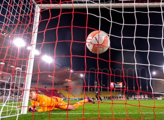 Sport Bilder des Tages 23.02.2023, Fussball UEFA Europa League 2022 2023, K.-o.-Runden-Play-off Rückspiel, AS Monaco - Bayer 04 Leverkusen - AS Monaco, Stade Louis II in Monaco. Elfmeterschiessen, Moussa Diaby (Leverkusen) erzielt sein entscheidendes Tor gegen Torwart Alexander Nübel (Monaco)