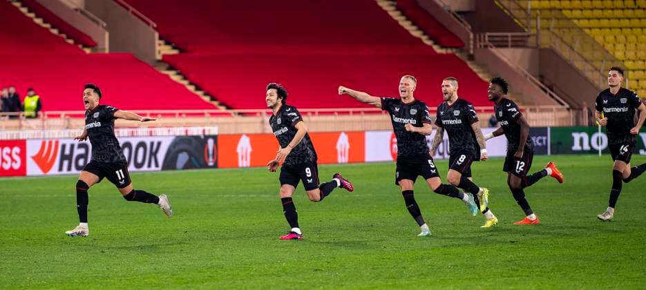 23.02.2023, Fussball UEFA Europa League 2022 2023, K.-o.-Runden-Play-off Rückspiel, AS Monaco - Bayer 04 Leverkusen - AS Monaco, Stade Louis II in Monaco. Jubel nach dem Sieg beim Elfmeterschiessen bei den Leverkusenern, Nadiem Amiri (Leverkusen), Sarder Azmoun (Leverkusen), Mitchel Bakker (Leverkusen), Robert Andrich (Leverkusen), Edmond Tapsoba (Leverkusen)
