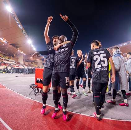 23.02.2023, Fussball UEFA Europa League 2022 2023, K.-o.-Runden-Play-off Rückspiel, AS Monaco - Bayer 04 Leverkusen - AS Monaco, Stade Louis II in Monaco. Jubel nach dem Sieg beim Elfmeterschiessen bei den Leverkusenern, Moussa Diaby (Leverkusen) freut sich bei den Fans mit Sarder Azmoun (li, Leverkusen)