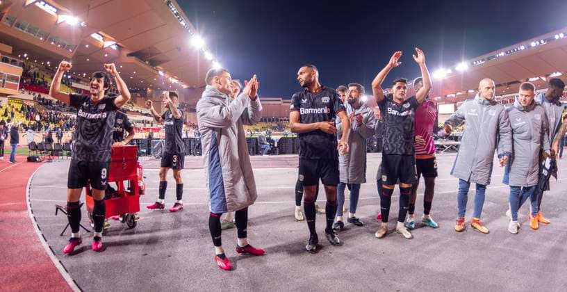 23.02.2023, Fussball UEFA Europa League 2022 2023, K.-o.-Runden-Play-off Rückspiel, AS Monaco - Bayer 04 Leverkusen - AS Monaco, Stade Louis II in Monaco. Jubel nach dem Sieg beim Elfmeterschiessen bei den Leverkusenern, li: Sarder Azmoun (Leverkusen)