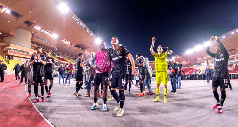 23.02.2023, Fussball UEFA Europa League 2022 2023, K.-o.-Runden-Play-off Rückspiel, AS Monaco - Bayer 04 Leverkusen - AS Monaco, Stade Louis II in Monaco. Jubel nach dem Sieg beim Elfmeterschiessen bei den Leverkusenern, Exequiel Palacios (Leverkusen), Timothy Fosu-Mensah (Leverkusen), Patrik Schick (Leverkusen)