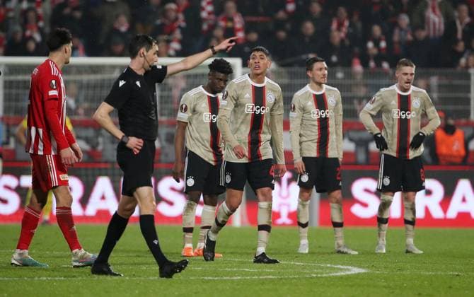Schiedsrichter Carlos Del Cerro Grande (ESP) rote gelbe Karte für Edson Alvarez Fußball Fussball UEL UEFA Europa League Herren Saison 2022 2023 23.02.2023 1.FC Union Berlin FCU vs. Ajax Amsterdam DFL regulations prohibit any use of photographs as image sequences and or quasi-video.