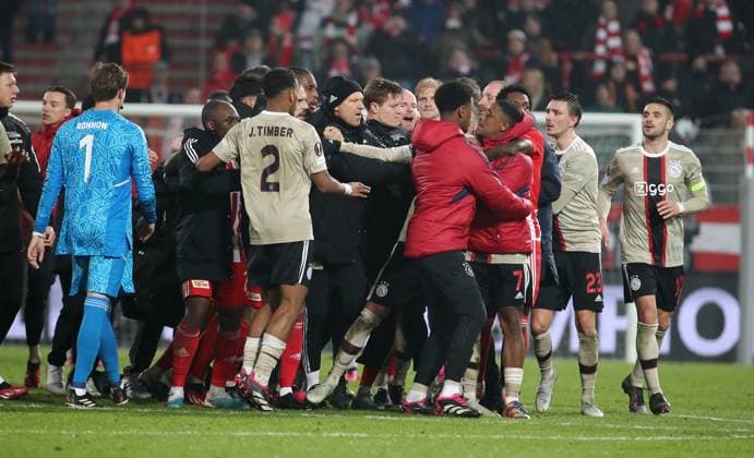 Zoff Rudelbildung nach Spielende, Jurrien Timber, Steven Bergwijn, Sheraldo Becker Fußball Fussball UEL UEFA Europa League Herren Saison 2022 2023 23.02.2023 1.FC Union Berlin FCU vs. Ajax Amsterdam DFL regulations prohibit any use of photographs as image sequences and or quasi-video.