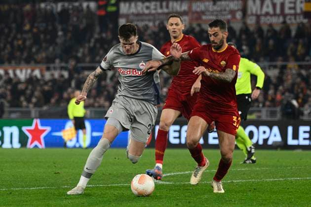 Foto Fabrizio Corradetti LaPresse 23 Febbraio 2023 - Roma, Italia - calcio - Roma vs Salisburgo - Uefa Europa League 2022 2023 - Stadio Olimpico. Nella foto: Benjamin Sesko (FC Salzburg) Leonardo Spinazzola (AS Roma) Foto Fabrizio Corradetti LaPresse February 23, 2023 Rome, Italy - sport, soccer - Roma vs Salzburg - Uefa Europe League 2022 2023 - Olimpic Stadium. In the pic: Benjamin Sesko (FC Salzburg) Leonardo Spinazzola (AS Roma)  Copyright: xFabrizioxCorradetti LaPressex