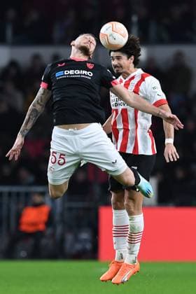 Fußball Europa League K.-o.-Runde-Play-off PSV Eindhoven - FC Sevilla am 23.02.2023 im Philips-Stadion in Eindhoven Lucas Ocampos ( Sevilla ), vorne - Andre Ramalho ( Eindhoven ), hinten