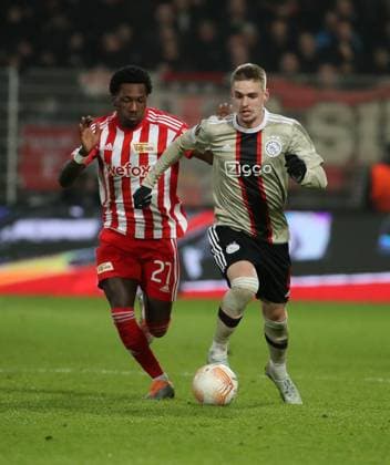 Sheraldo Becker, Kenneth Taylor Zweikampf Spielszene Aktion Fußball Fussball UEL UEFA Europa League Herren Saison 2022 2023 23.02.2023 1.FC Union Berlin FCU vs. Ajax Amsterdam DFL regulations prohibit any use of photographs as image sequences and or quasi-video.