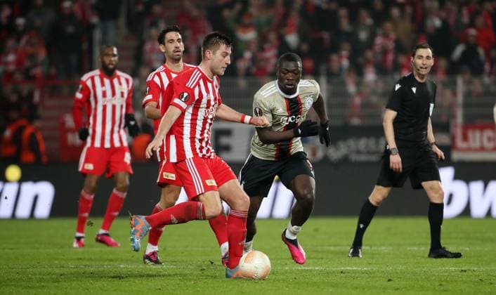 Robin Knoche, Brian Brobbey, Schiedsrichter Carlos Del Cerro Grande (ESP) Zweikampf Spielszene Aktion Fußball Fussball UEL UEFA Europa League Herren Saison 2022 2023 23.02.2023 1.FC Union Berlin FCU vs. Ajax Amsterdam DFL regulations prohibit any use of photographs as image sequences and or quasi-video.