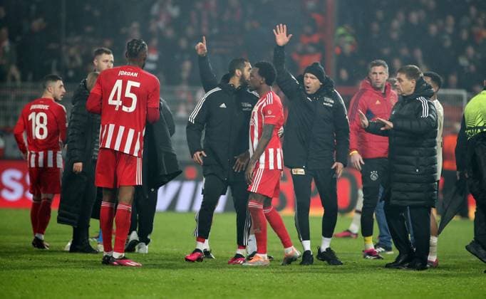 Zoff Rudelbildung nach Spielende, Jordan Siebatcheu, Co Trainer Markus Hoffmann und Sportdirektor Manager Oliver Ruhnert beruhigen Sheraldo Becker Fußball Fussball UEL UEFA Europa League Herren Saison 2022 2023 23.02.2023 1.FC Union Berlin FCU vs. Ajax Amsterdam DFL regulations prohibit any use of photographs as image sequences and or quasi-video.